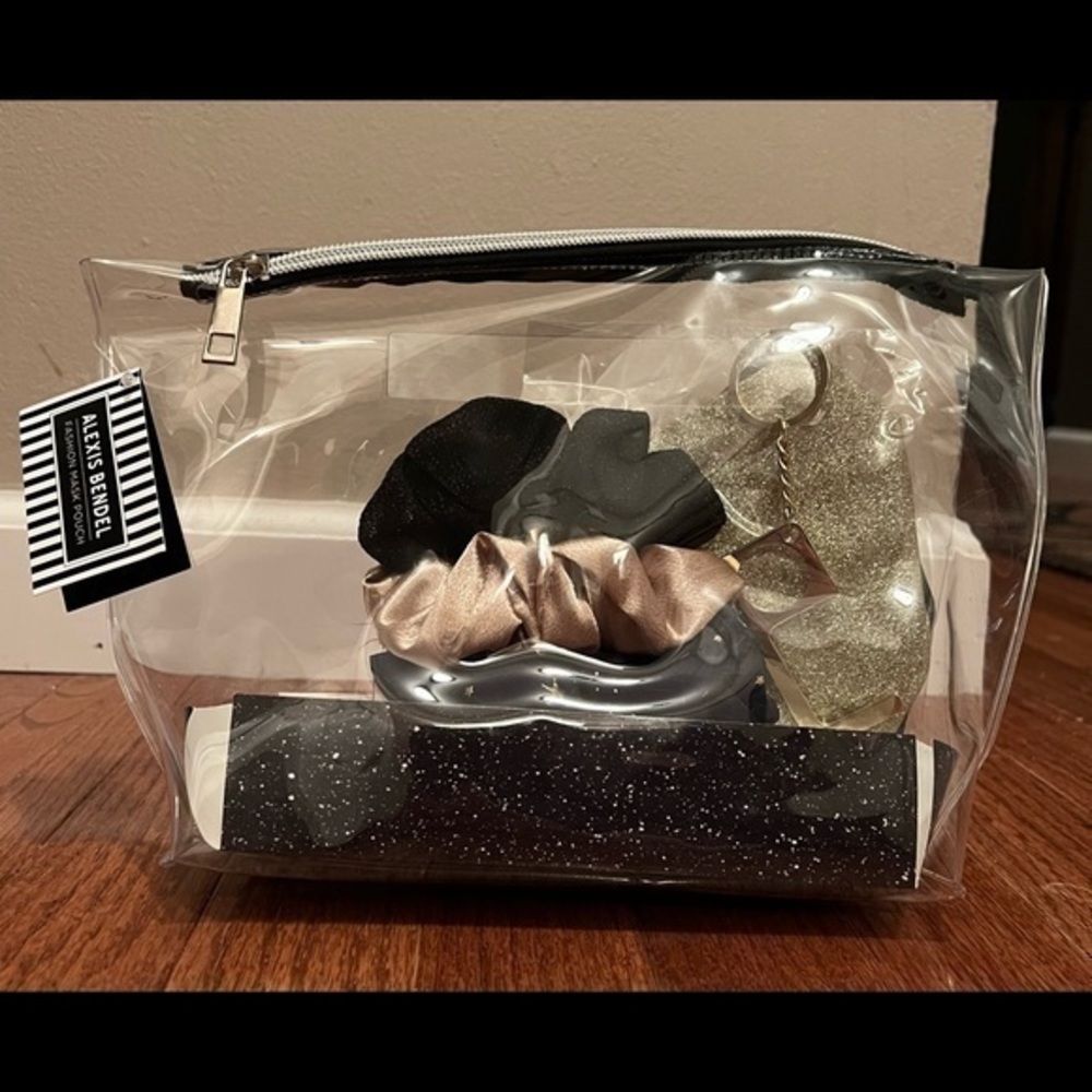 Great Christmas gift for those who want to avoid germs! NWT, sealed.